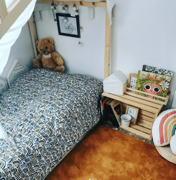 manta arcoíris handmade de chvmarket en cama montessori de dormitorio infantil tela TXC-80400-413