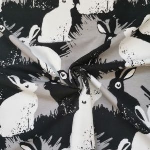 Conejos en tonos blanco y negro sobre fondo gris