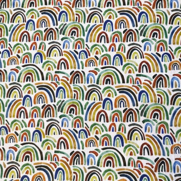 Fondo blanco con estampado de arcoíris multicolor, como pintados con acuarela. Tonos: verde, azul, mostaza, naranja.
