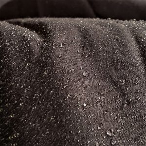 Gotas de agua sobre la superficie del tejido viroblock negro.