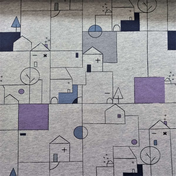 fondo gris. Siluetas de casas y árboles, con líneas negras y figuras geométricas en azul, morado y marino