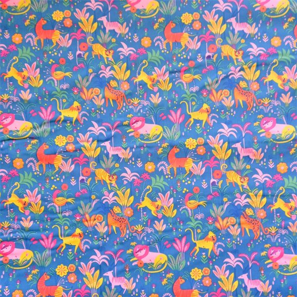 Fondo azul. Dibujos de animales de la selva rodeados de plantas. Tonos: rosa, verde, azul, amarillo, naranja