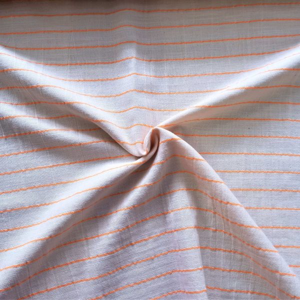 hilo tejido horizontalmente en color naranja flúor para dar un contraste de color único y veraniego.