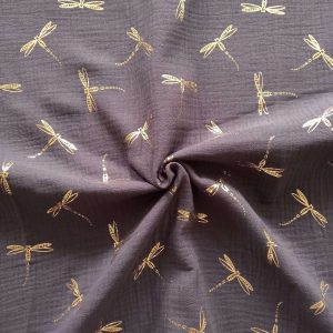 estampado de libélulas en dorado sobre fondo gris oscuro.