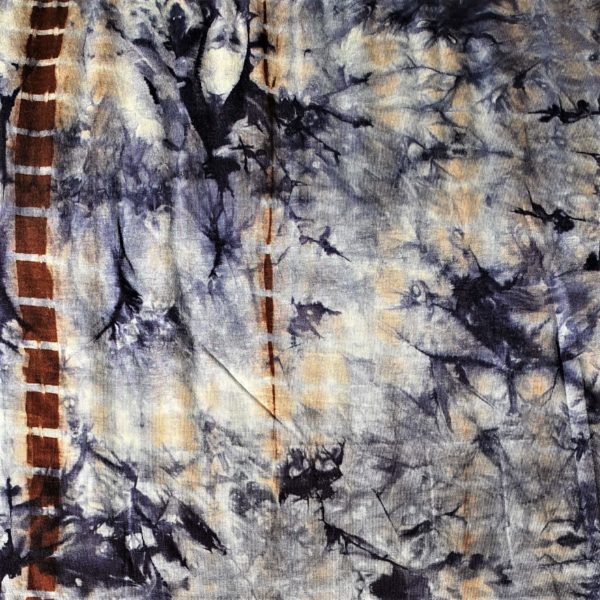 fondo azul grisáceo, estampado tie dye con manchas en color marrón