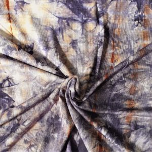 fondo azul grisáceo, estampado tie dye con manchas en color marrón