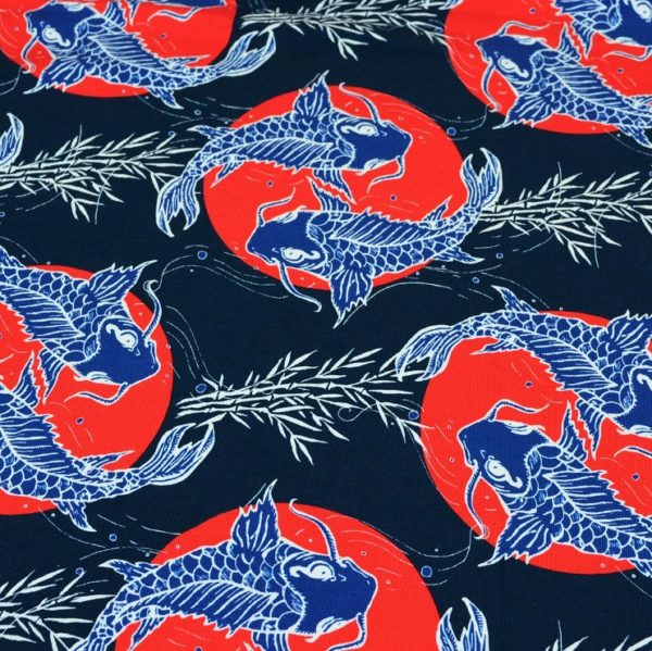 Estampado: fondo azul marino. Estampado de carpas, estilo japonés. Colores principales: azul, blanco y rojo
