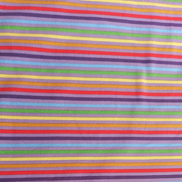 Estampado de rayas horizontales con los colores del arcoiris sobre fondo morado