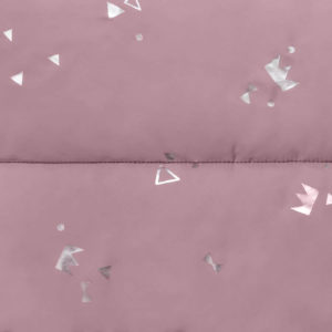Tejido acolchado en color rosa con pequeños dibujos de coronas en color plateado.