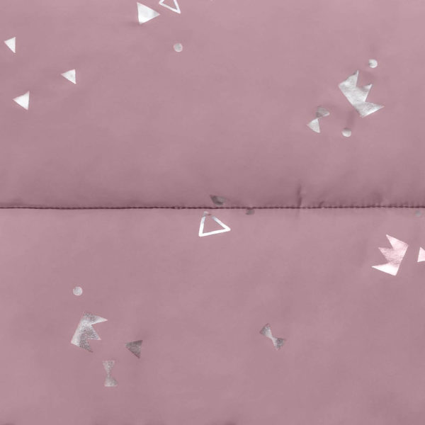 Tejido acolchado en color rosa con pequeños dibujos de coronas en color plateado.