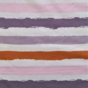 Estampado de rayas multicolor sobre fondo blanco. Rayas lila, naranja y rosa