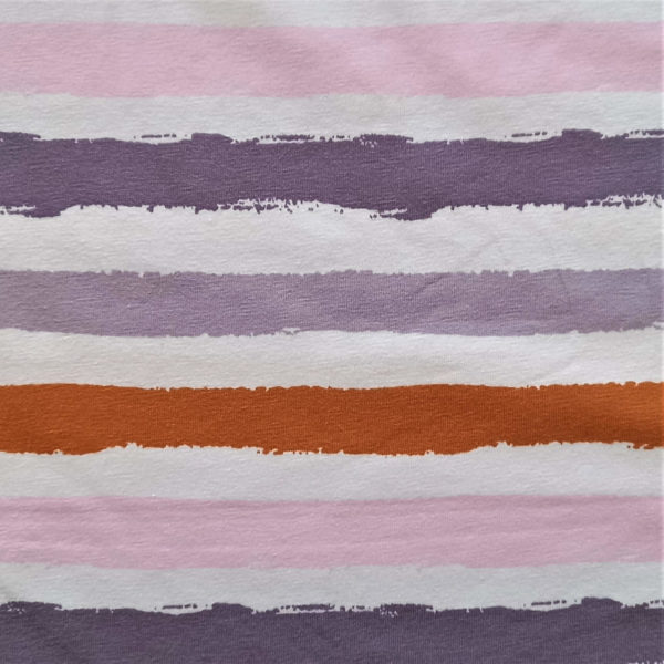 Estampado de rayas multicolor sobre fondo blanco. Rayas lila, naranja y rosa