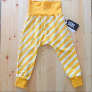 Pantalón tipo harem con estampado de rayas diagonales amarillas y blancas